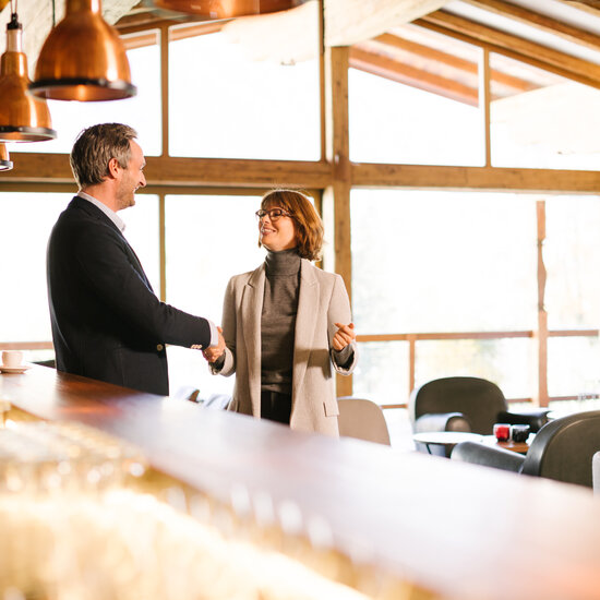 Begrüßung mit Handschlag