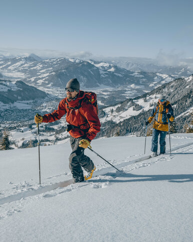 Bichlalm, Skigebiet Kitzbühel – Skitourengeher beim Aufstieg in verschneiter Berglandschaft.