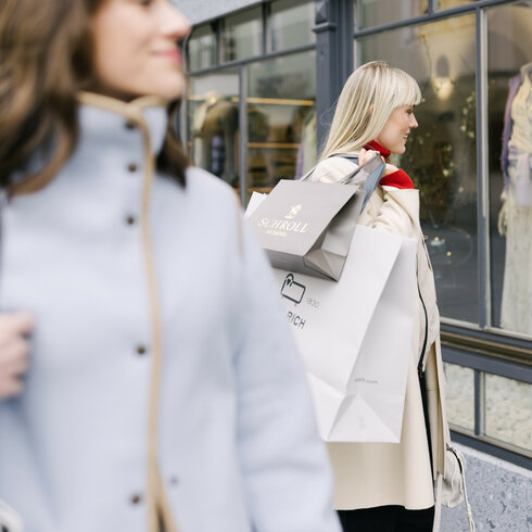 Zwei Frauen beim Shoppen in Kitzbühel