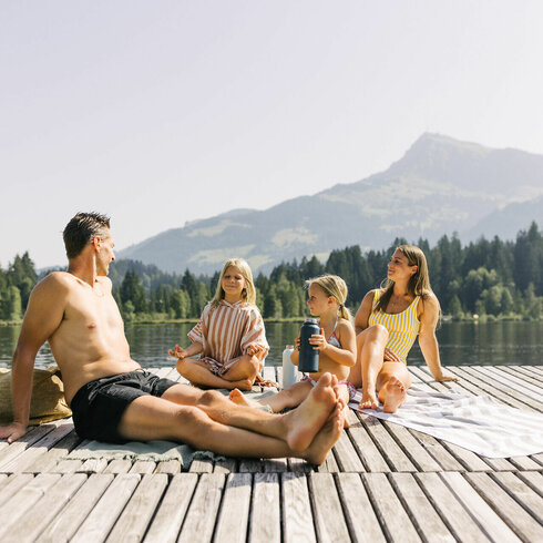Familie spielt am Wasser in Kitzbühel