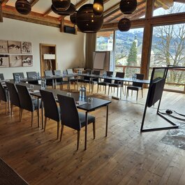 Meeting-Bestuhlung in heller Suite