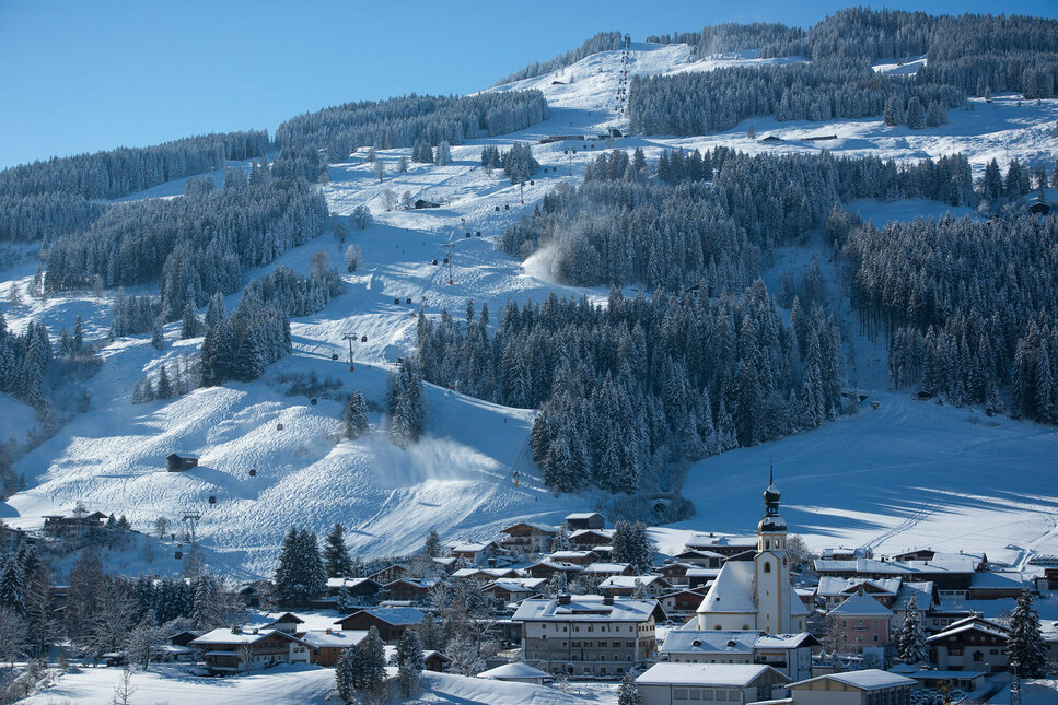 Blick über Jochberg mit die Piste im Hintergrund