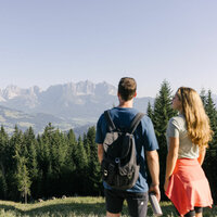 Paar bei Wanderung in Kitzbühel 