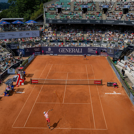 Ein weißer Flurbereich mit einer offenen Garderobe, Kissen und einem kleinen schwarzen Schild
