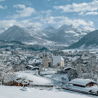 Blick auf die verschneite Stadt Kitzbühel