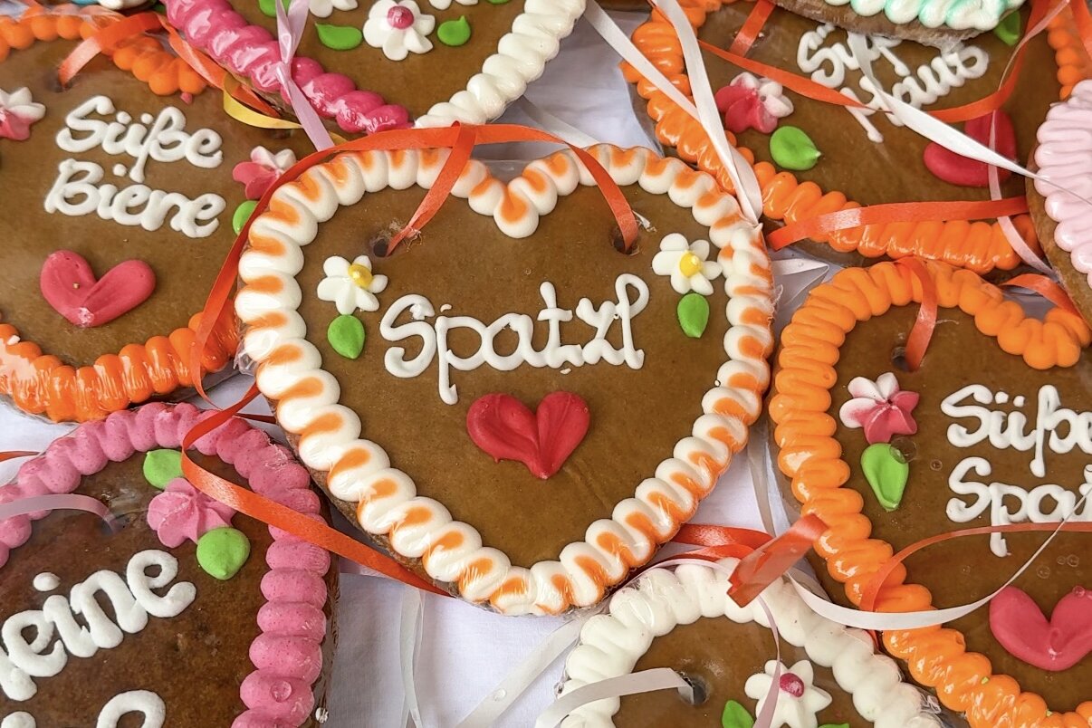 Lebkuchenherzen mit unterschiedlicher Aufschrift beim Jahrmarkt in Kitzbühel