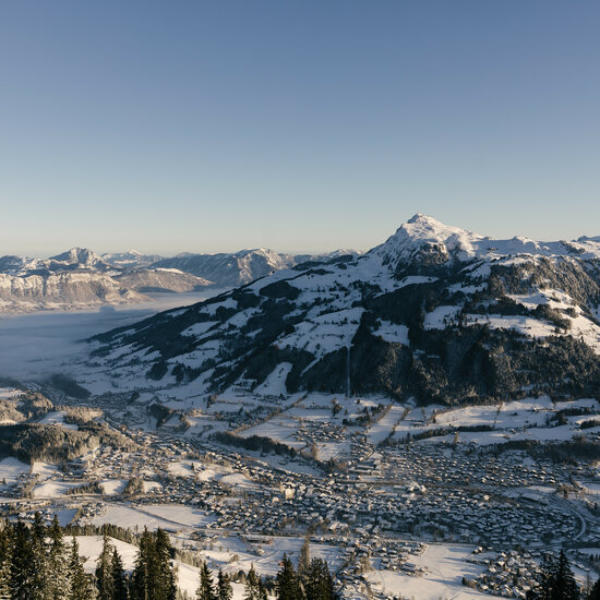 Die Stadt Kitzbühel an einem schönen Wintertag
