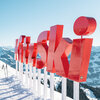Steinbergkogel, Skigebiet Kitzbühel, rotes KitzSki Schild im Schnee vor Bergkulisse.