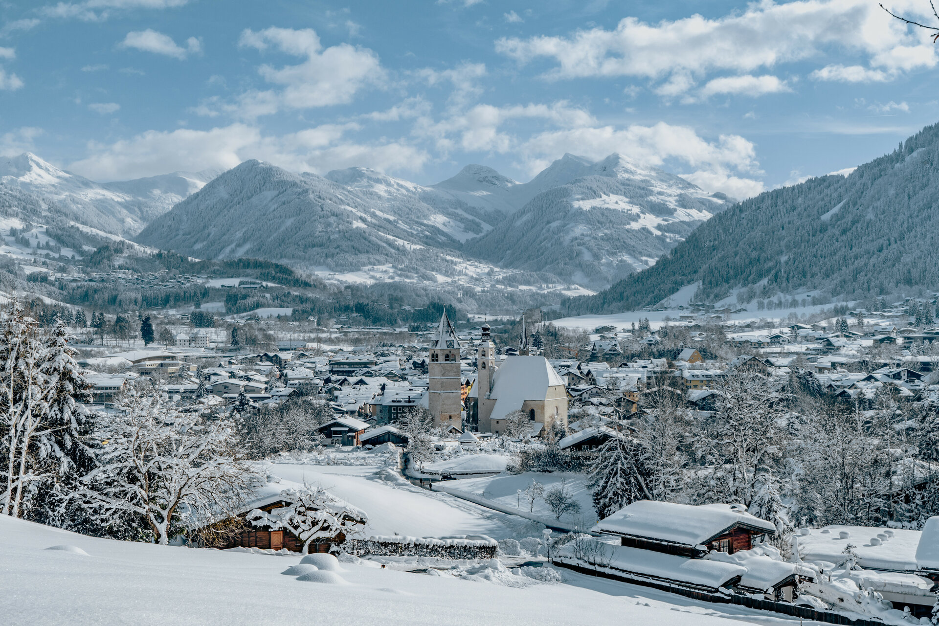 Blick auf die Stadt Kitzbühel im Winter