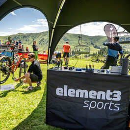 Ein weißer Flurbereich mit einer offenen Garderobe, Kissen und einem kleinen schwarzen Schild