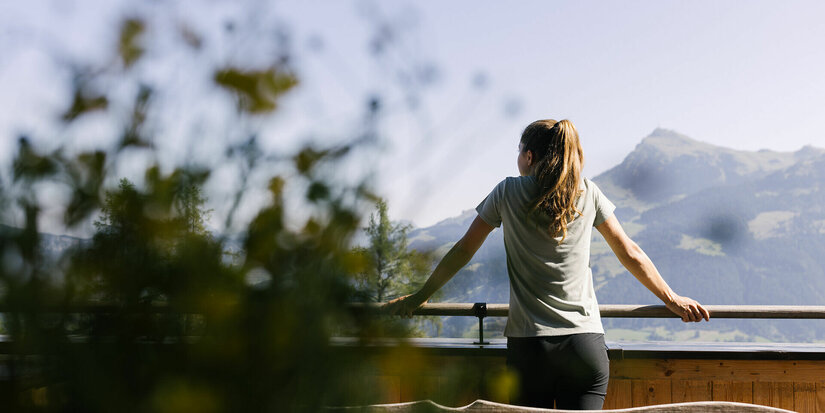 Kitzbühel entdecken - Frau auf einer Terrasse