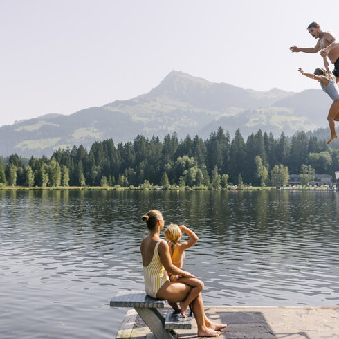 Ein Sprung vom Dreimeterbrett in den Schwarzsee bei Kitzbühel