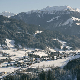 Blick auf das Dorf Jochberg bei Kitzbühel im Winter