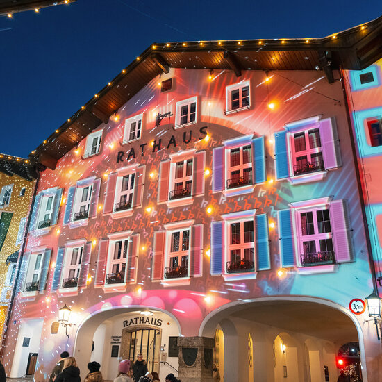 Kitzbüheler Rathaus mit Lichtinstallationen