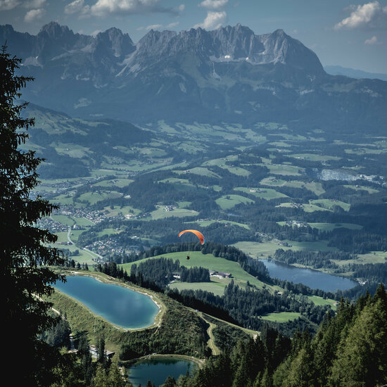Mit dem Gleitschirm die Streif hinunter
