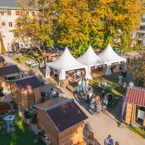 Kitzbüheler Stadtpark mit verschiedenen Hütten im Herbst
