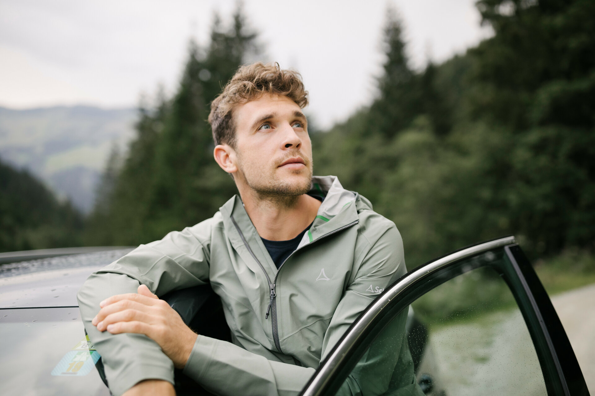 Ein weißer Flurbereich mit einer offenen Garderobe, Kissen und einem kleinen schwarzen Schild