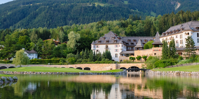 Schlosshotel Kitzbühel mit See und Wald