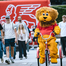 Löwen-Maskottchen mit Zuschauer - Generali Open Kitzbühel