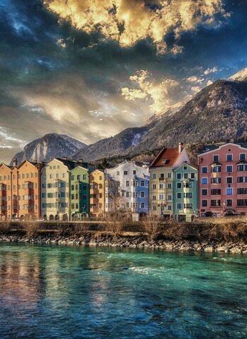 Ein weißer Flurbereich mit einer offenen Garderobe, Kissen und einem kleinen schwarzen Schild