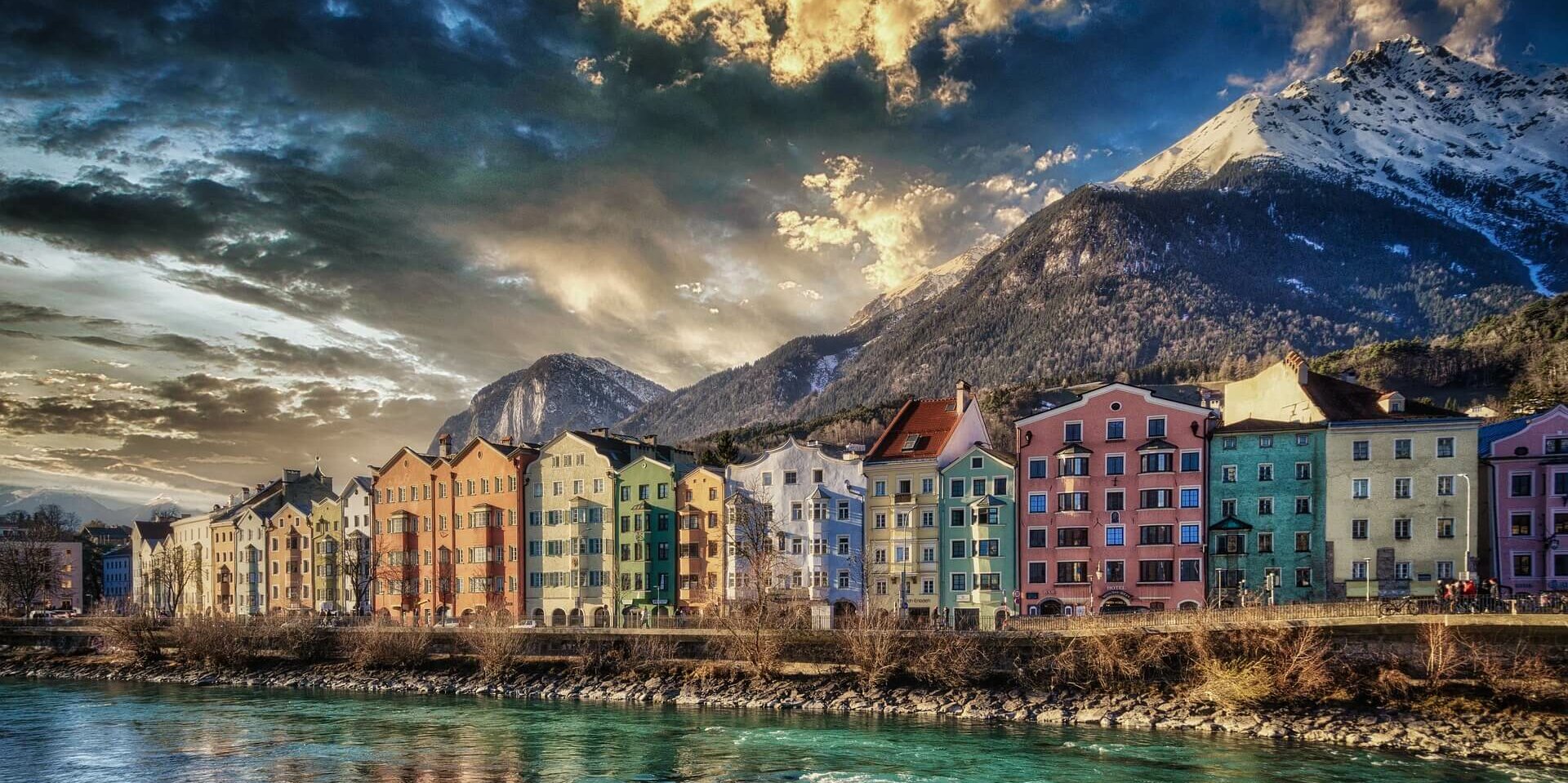 Ein weißer Flurbereich mit einer offenen Garderobe, Kissen und einem kleinen schwarzen Schild