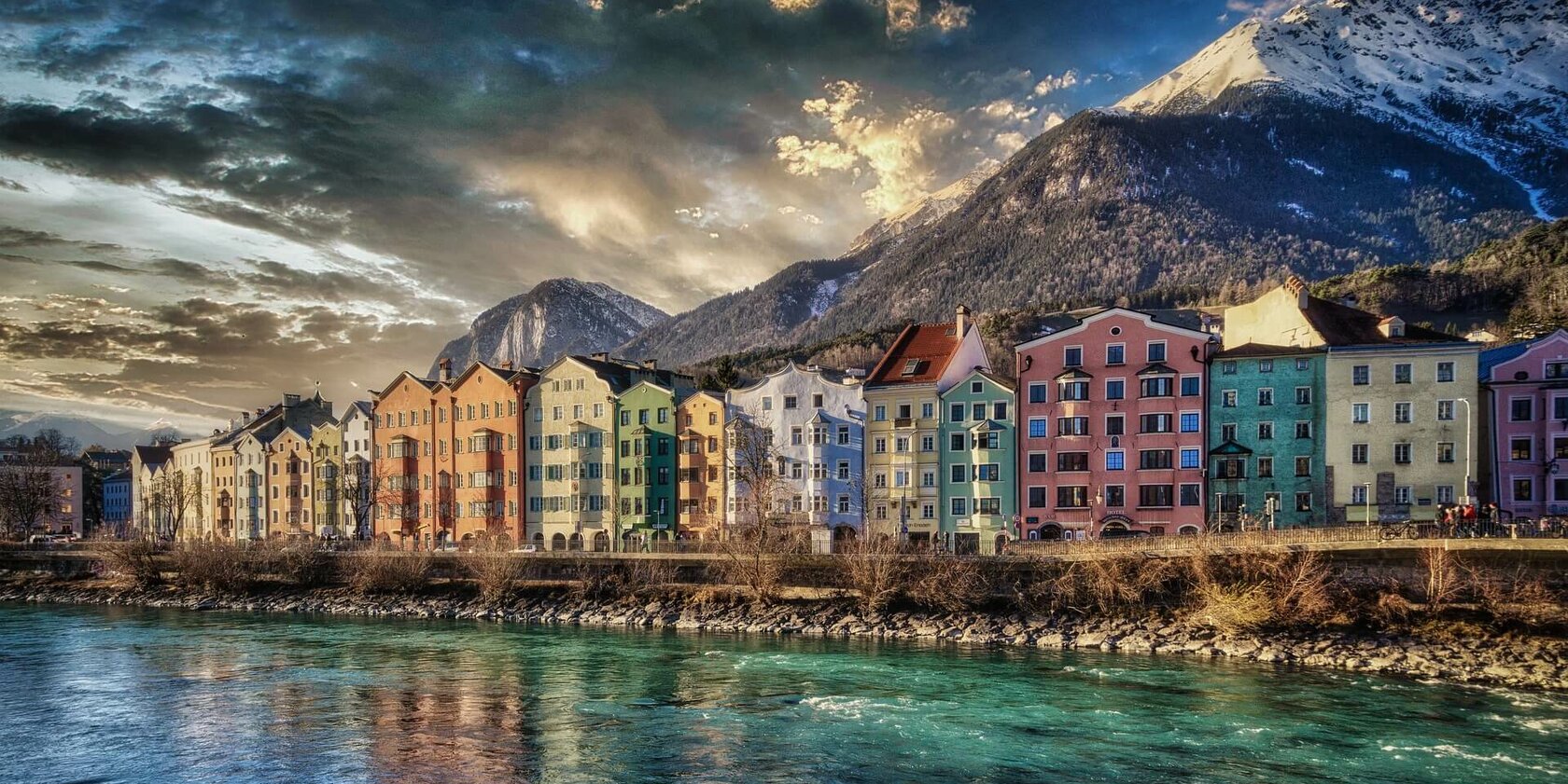 Ein weißer Flurbereich mit einer offenen Garderobe, Kissen und einem kleinen schwarzen Schild