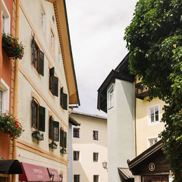 Innenstadt von Kitzbühel mit bunten Häuserfassaden