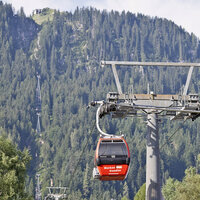 Die Hahnenkammbahn in Kitzgühel mit Blick auf die Seilbahntrasse