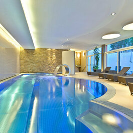 Genießen Sie als Schweizerhof-Gast das Golfparadies im Herzen der Alpen - der Indoor-Pool
