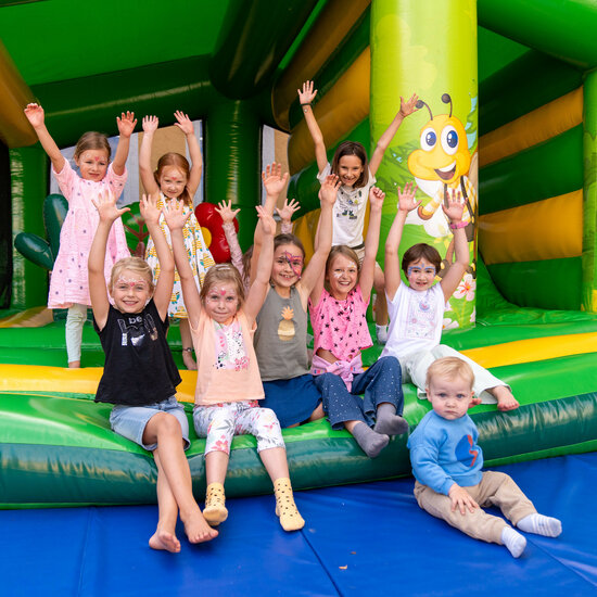 Kinder spielen bei PURA VIDA in Kitzbühel