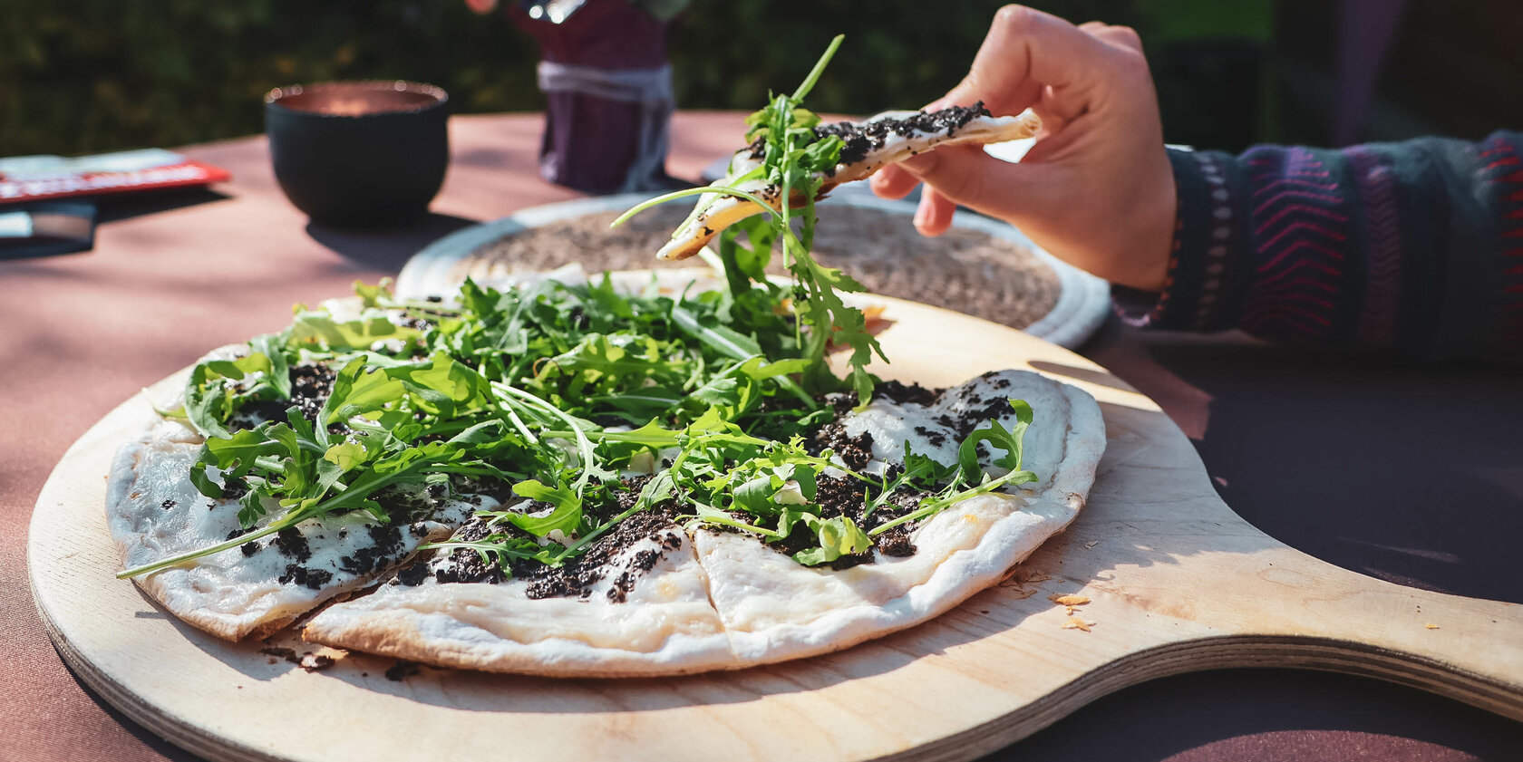 Ein weißer Flurbereich mit einer offenen Garderobe, Kissen und einem kleinen schwarzen Schild