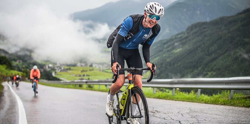 Ein weißer Flurbereich mit einer offenen Garderobe, Kissen und einem kleinen schwarzen Schild