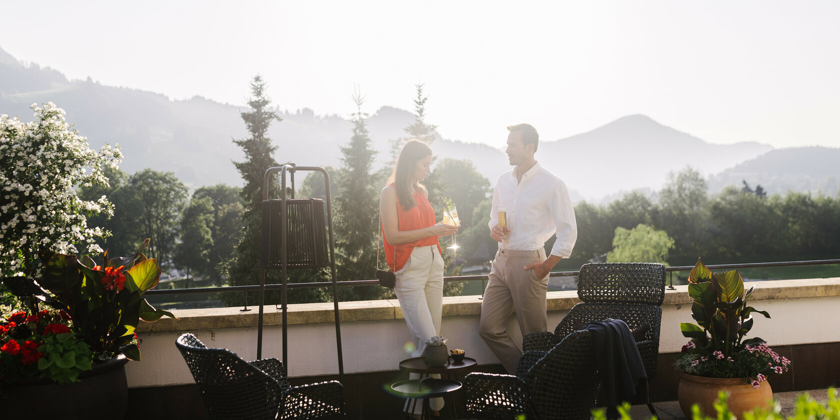 Stammgäste in Kitzbühel - Paar steht auf der Sonnenterrasse