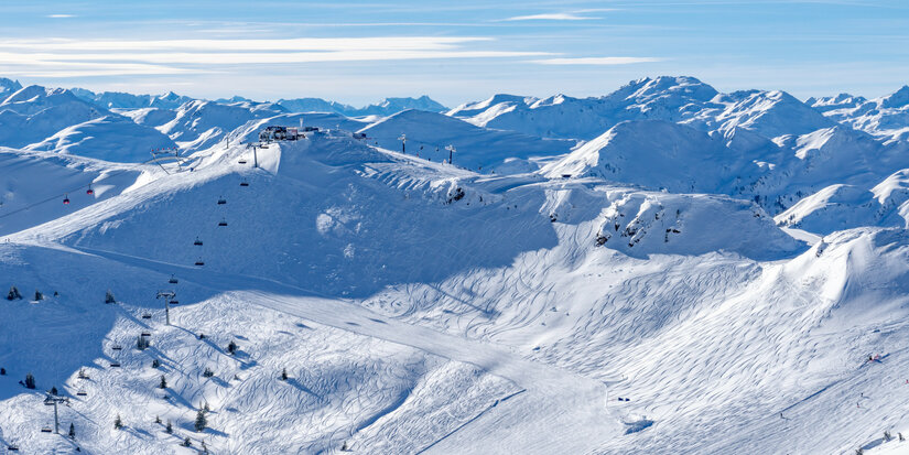 Steinbergkogel, Skigebiet Kitzbühel – Weitblick über verschneite Berglandschaft mit Skiliften.