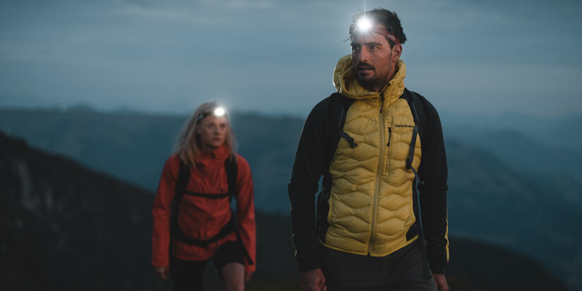 Zwei Menschen wandern in der Abenddämmerung