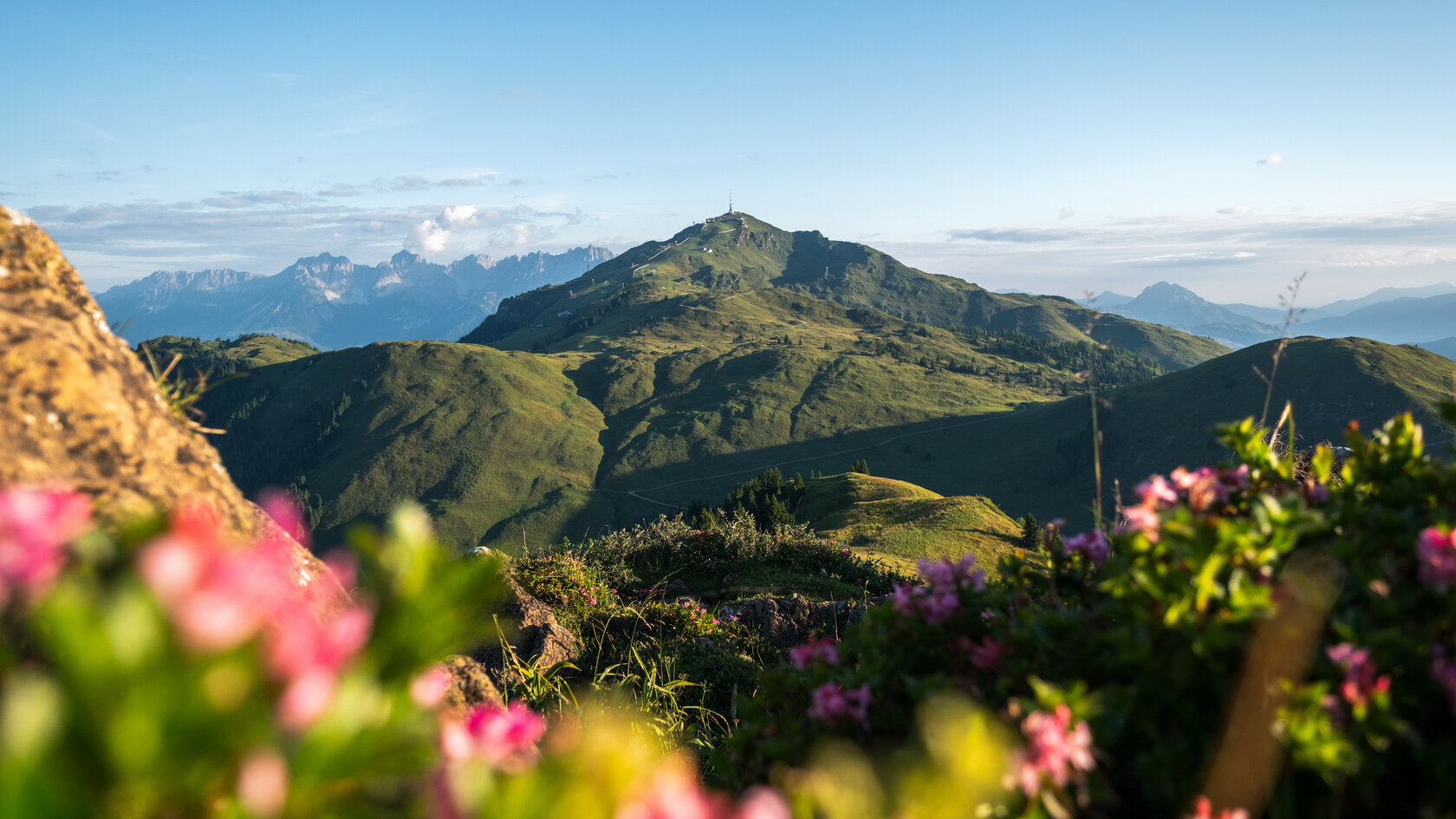 Ein weißer Flurbereich mit einer offenen Garderobe, Kissen und einem kleinen schwarzen Schild
