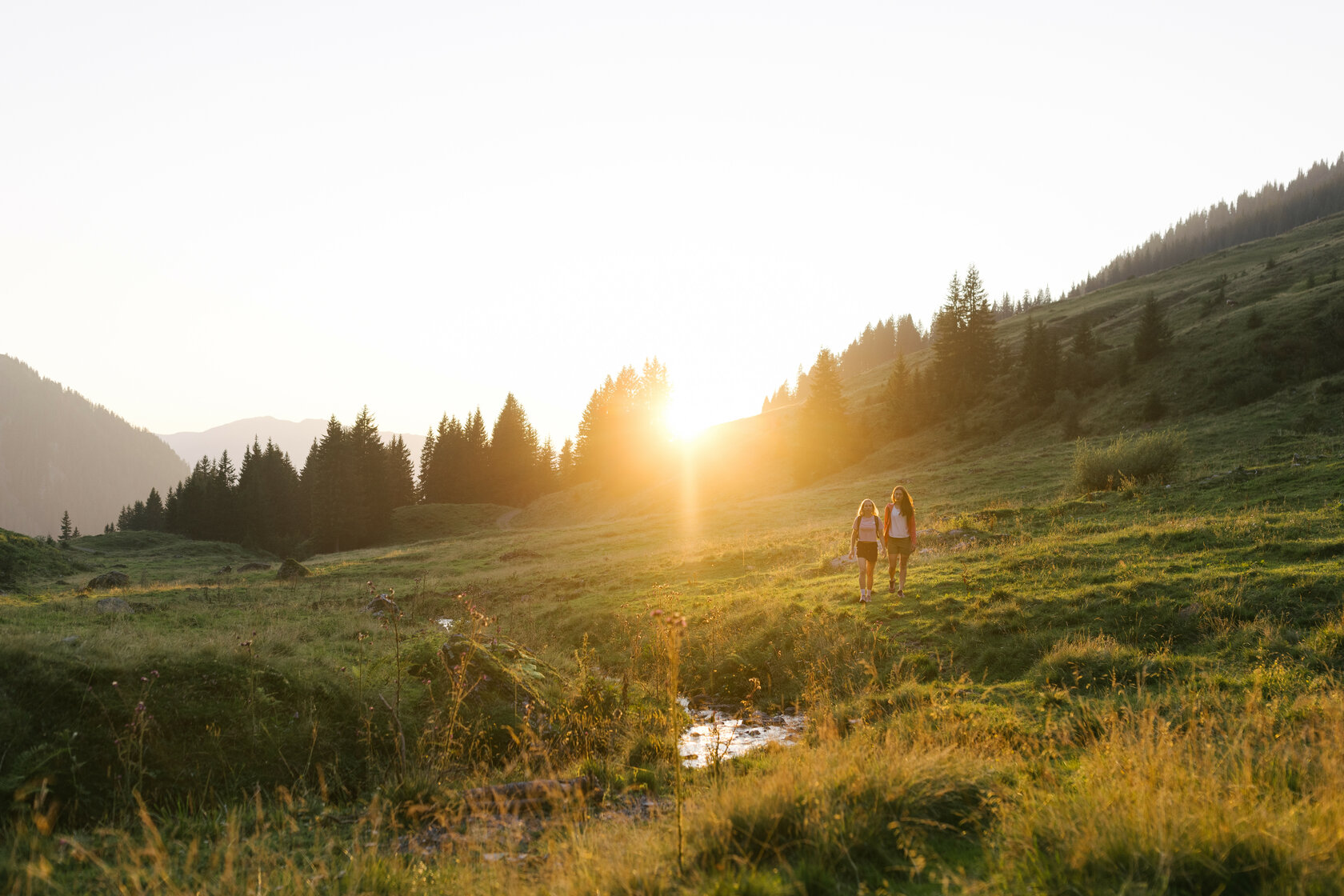 Zwei Menschen wandern im Sonnenuntergang