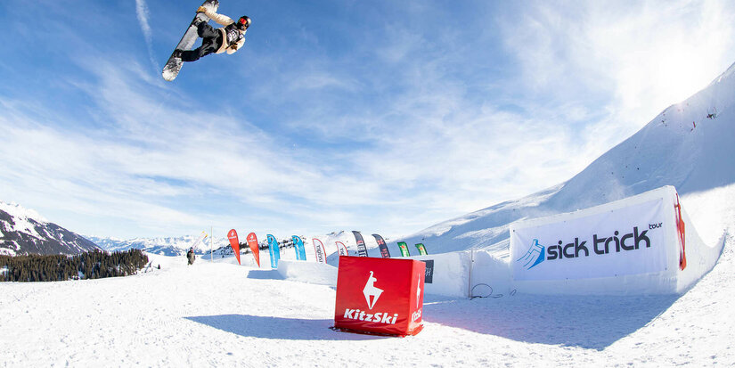 Snowpark Hanglalm, Skigebiet Kitzbühel – Snowboarder beim Sprung im Snowpark.