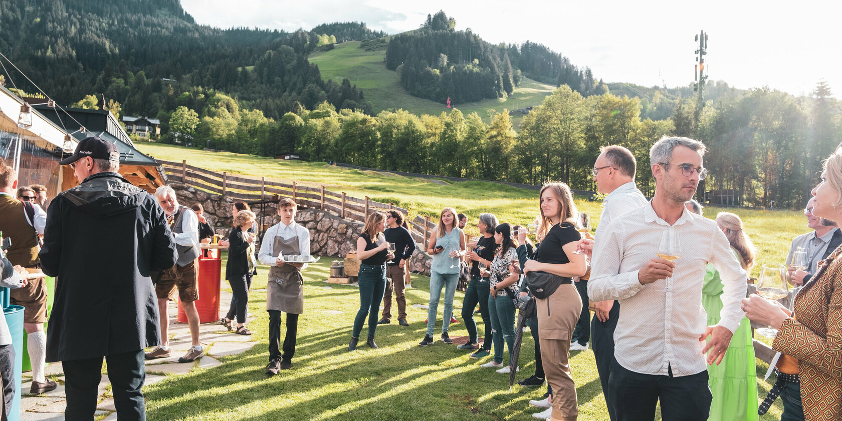 Welcome Drin auf einer Terrasse im Grünen