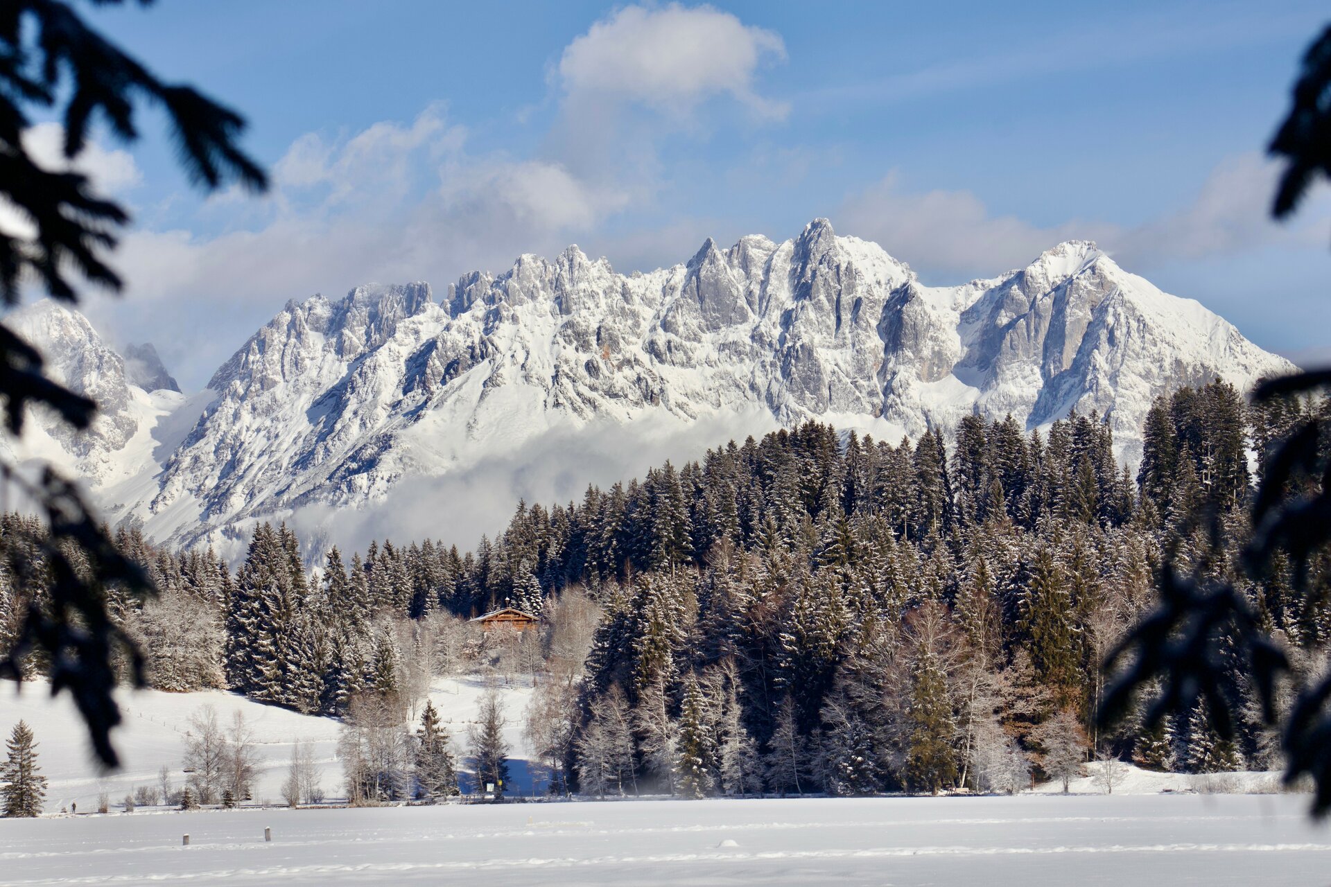 Blick auf den schneebedeckten Wilden Kaiser und den Schwarzsee