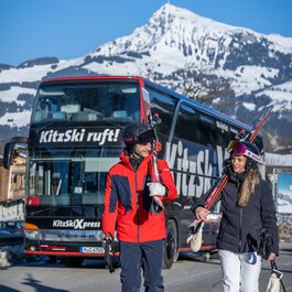 KitzSki Express, Skigebiet Kitzbühel, zwei Personen bei der Ankunft für einen Skitag.