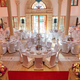 Bestuhlte und dekorierte Schlosshalle für Essen