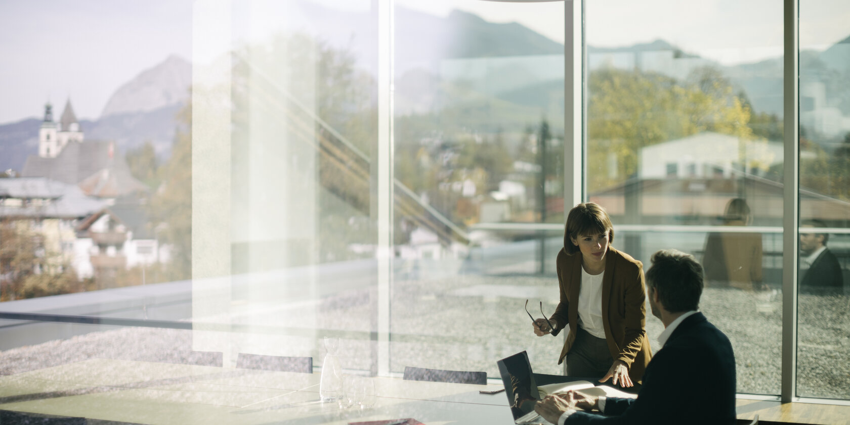 Besprechung am Tisch mit Aussicht auf Kitzbühel