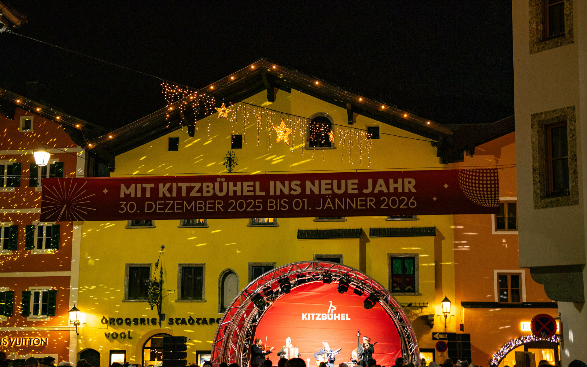 Kitzbüheler Innenstadt mit Bühne - Mit Kitzbühel ins Neue Jahr