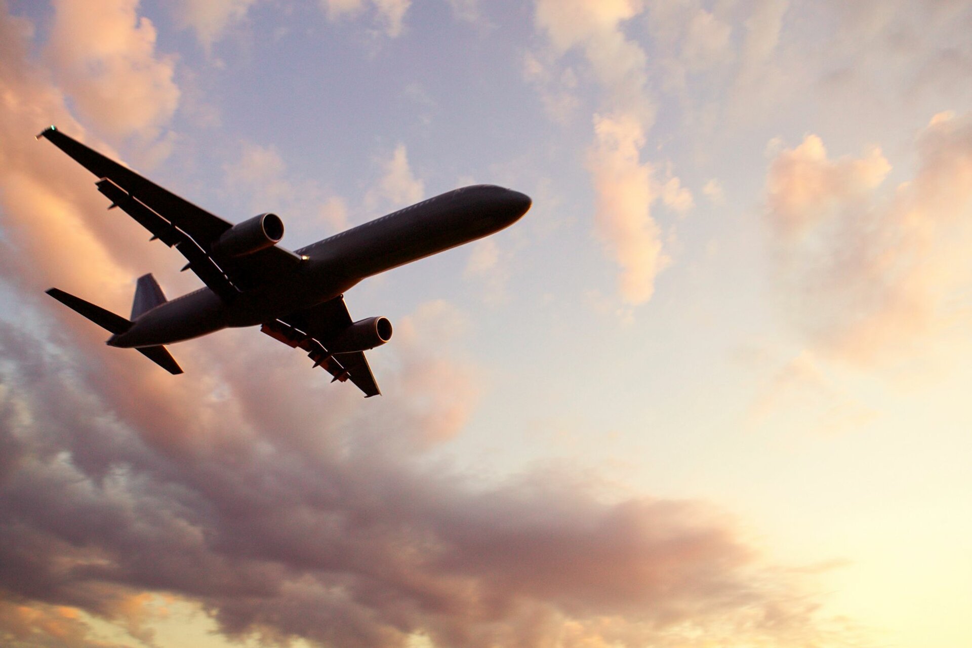 Ein weißer Flurbereich mit einer offenen Garderobe, Kissen und einem kleinen schwarzen Schild