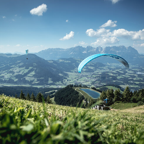 Paragleiten mit Panorama auf den Hahnenkamm und Speicherseen