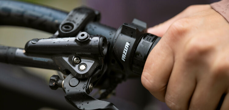 Ein weißer Flurbereich mit einer offenen Garderobe, Kissen und einem kleinen schwarzen Schild