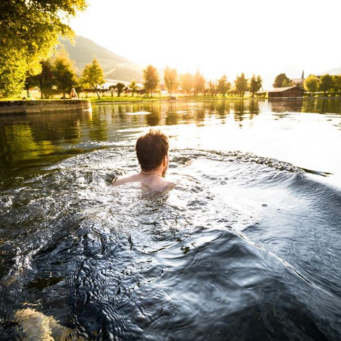 Schwimmen im Badesee von Kirchberg