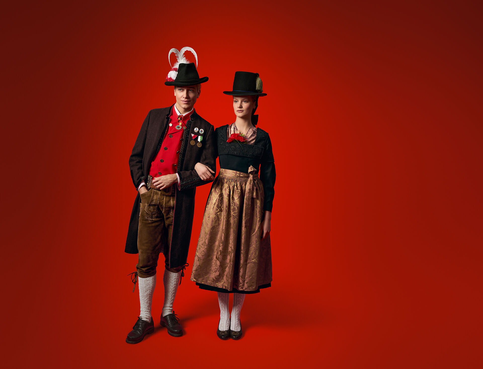 Ein weißer Flurbereich mit einer offenen Garderobe, Kissen und einem kleinen schwarzen Schild