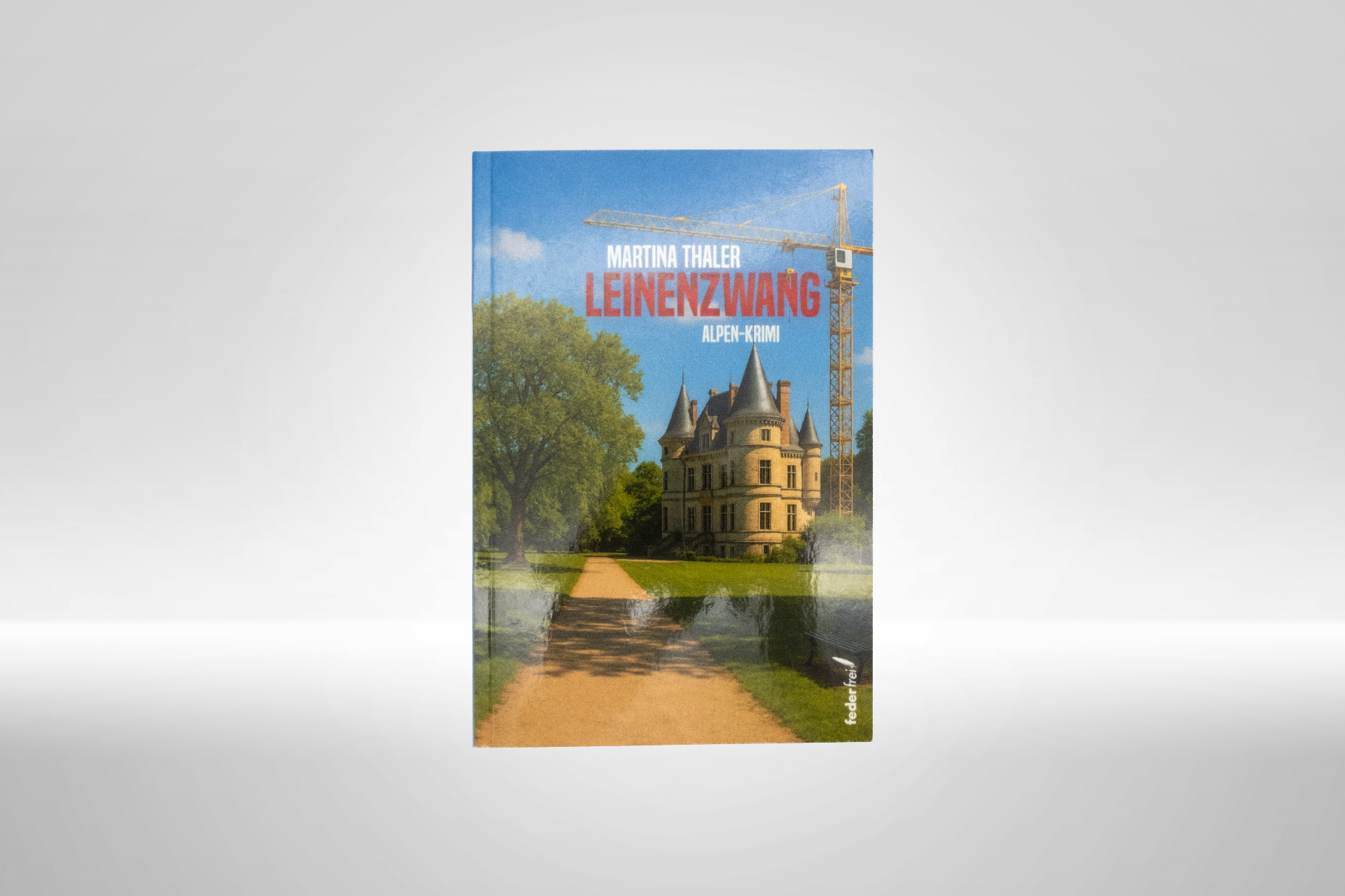 Das Buch 'Leinenzwang' von Martina Thaler zeigt ein prächtiges Schloss mit einem Baukran im Hintergrund.